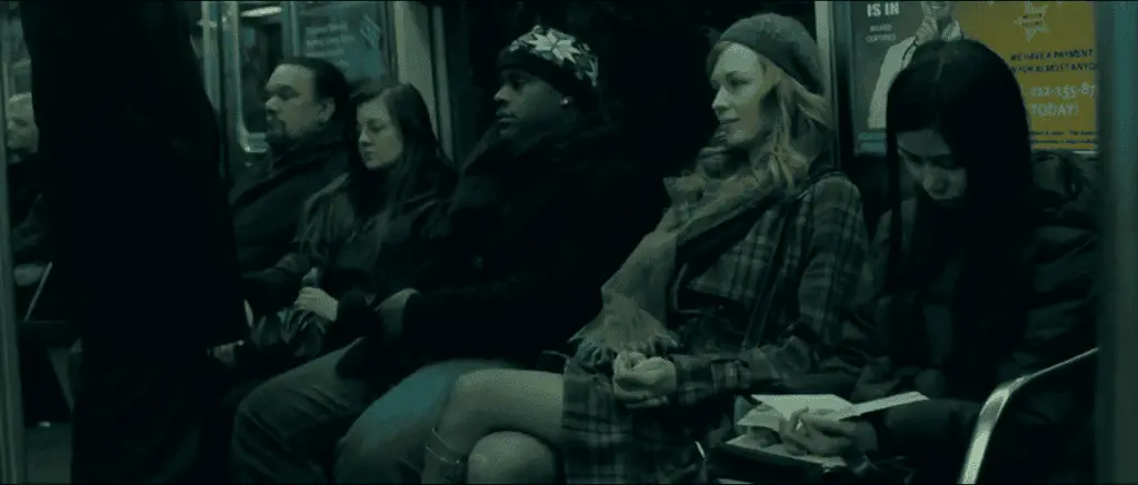 Zu Beginn des Films sieht die Hauptfigur ein süßes Mädchen in bescheidener Kleidung in der U-Bahn.