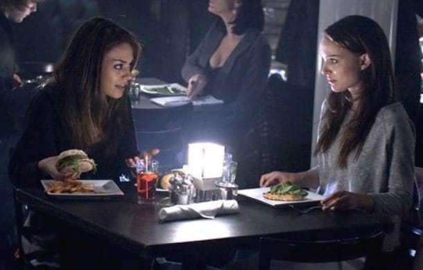 Nina und Lily essen zu Abend