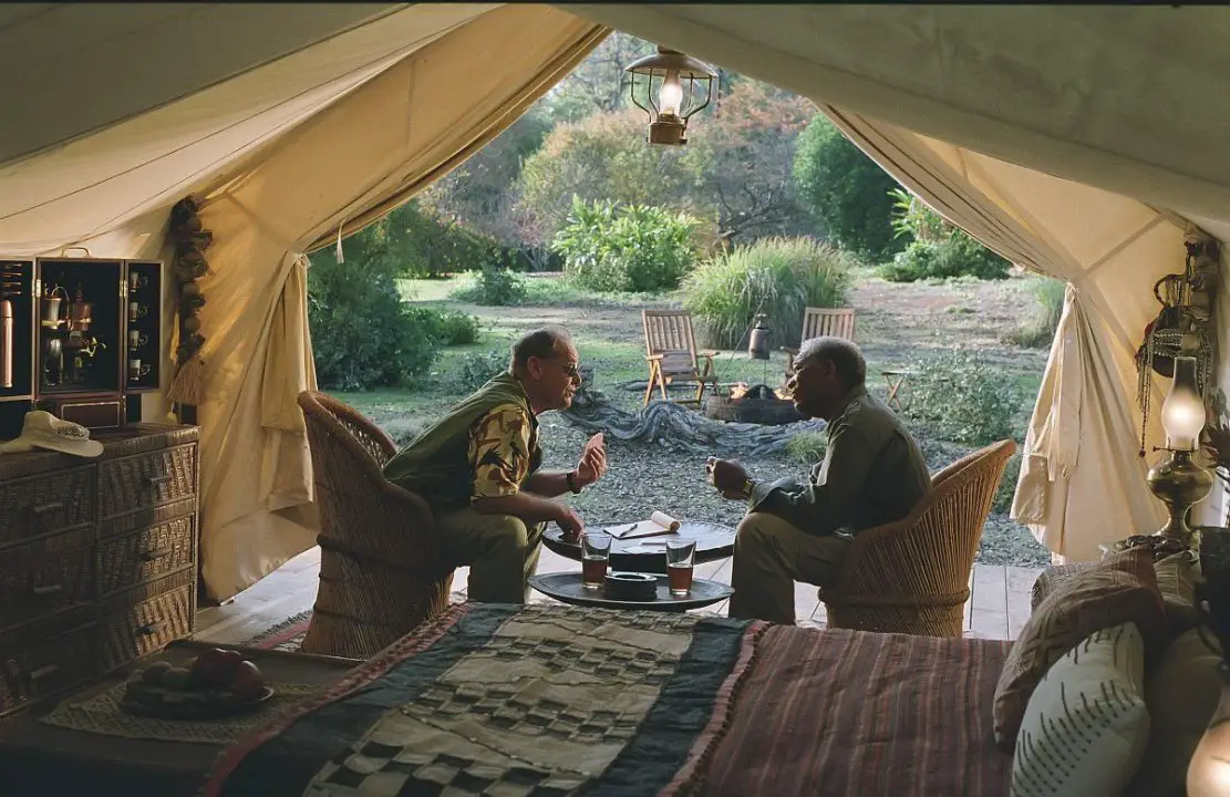 Chambers und Cole sitzen auf Stühlen in einem Zelt