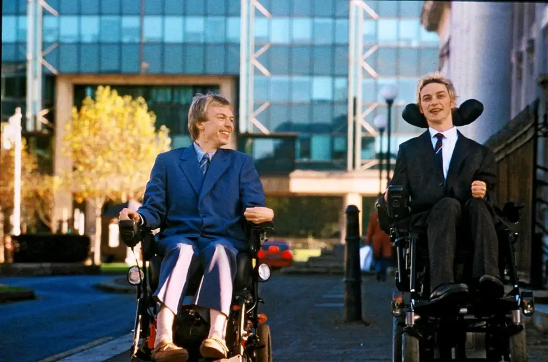 Michael und Rory fahren im Rollstuhl durch die Stadt 