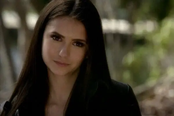 In welcher Episode verwandelt sich Elena in einen Vampir?