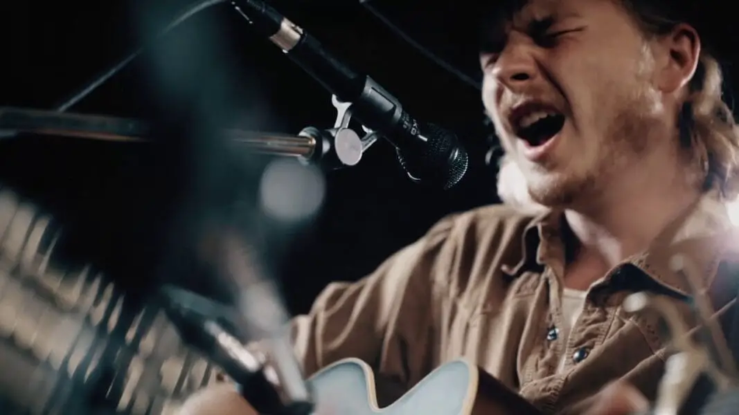 Die Bedeutung des Liedes «Sleeping on the Blacktop» von Colter Wall