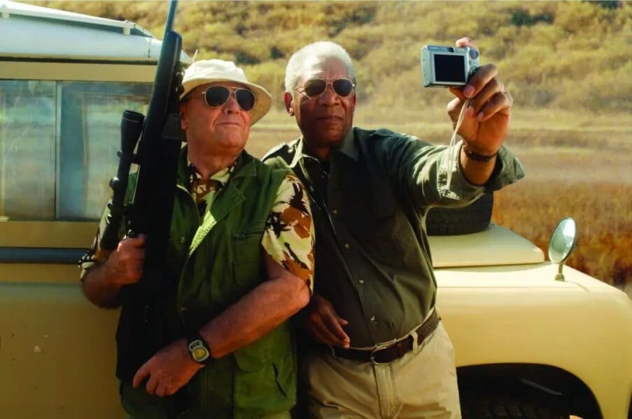 Carter und Edward machen ein Foto mit Waffen in ihren Händen Das Beste kommt zum Schluss