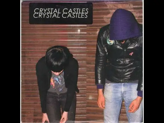 Was bedeutet das Lied „Crystal Castles – Untrust Us“?