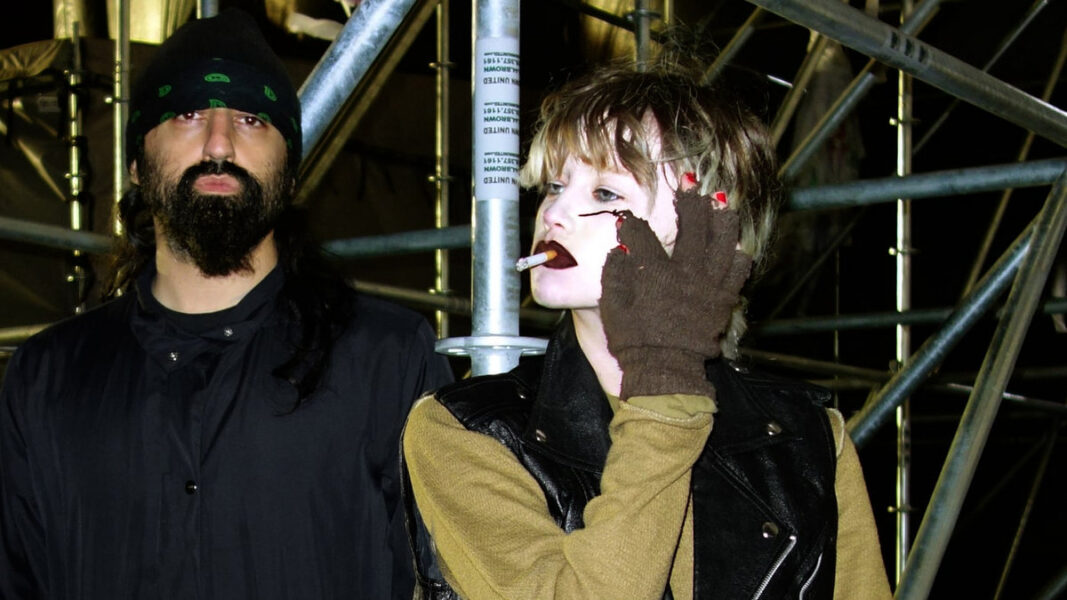 Was bedeutet das Lied „Alice Practice – Crystal Castles“?
