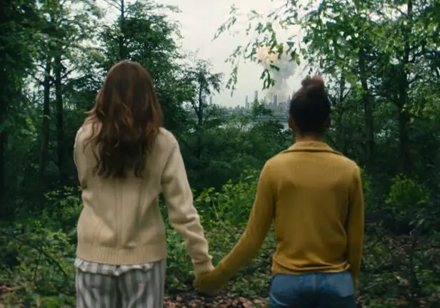 two girl of the movie Leave the World Behind